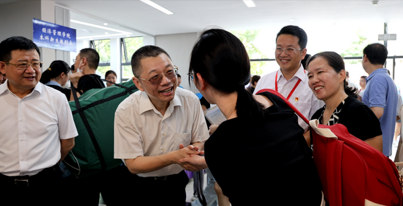 校领导慰问新生